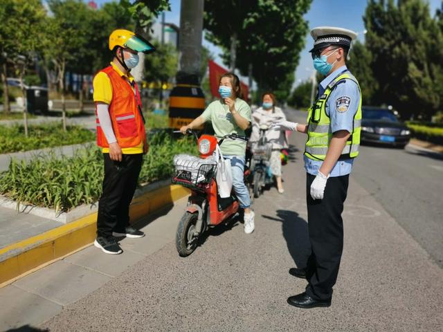 高新交警大队联合外卖骑手开展“一盔一带”主题宣传劝导活动