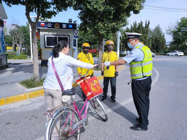 高新交警大队联合外卖骑手开展“一盔一带”主题宣传劝导活动