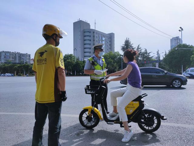 高新交警大队联合外卖骑手开展“一盔一带”主题宣传劝导活动