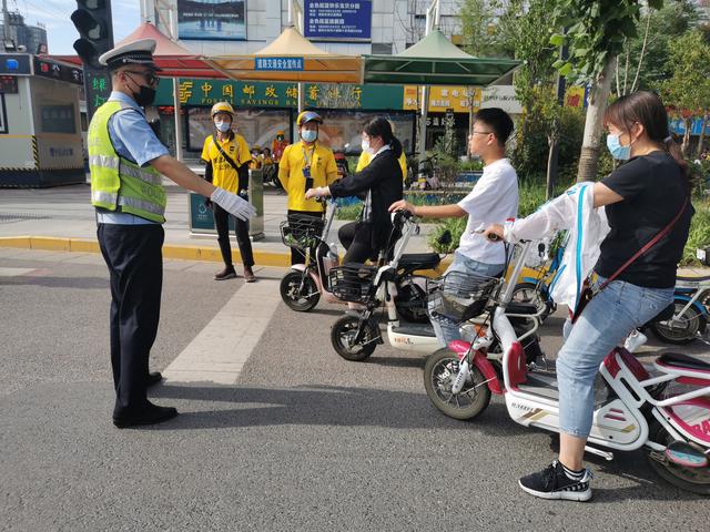 高新交警大队联合外卖骑手开展“一盔一带”主题宣传劝导活动