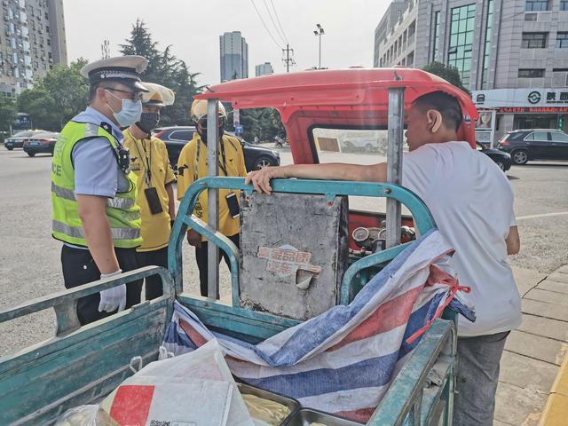 高新交警大队联合外卖骑手开展“一盔一带”主题宣传劝导活动