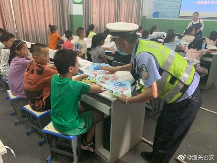 6月1日潼关公安交警大队民警走进辖区小学开展交通安全知识宣传活动。