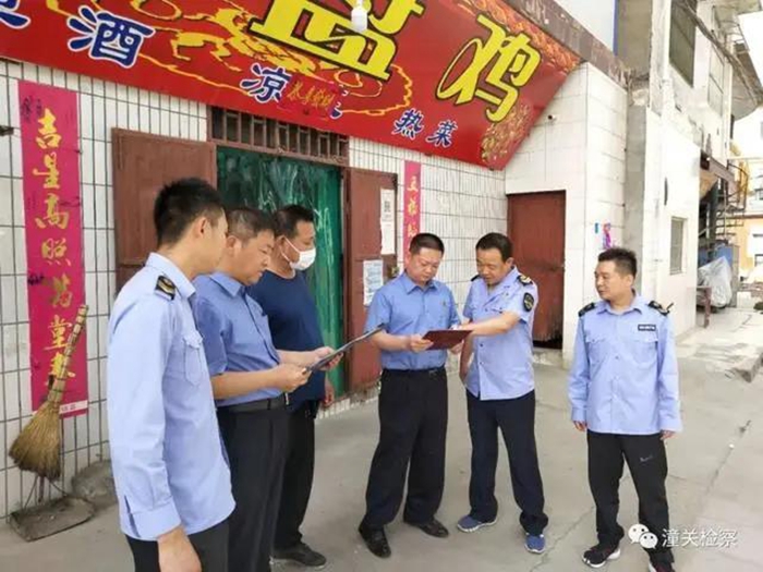 近日，潼关县检察院第二检察部现场监督县食品药品监督管理局开展了食品药品安全专项检查活动。