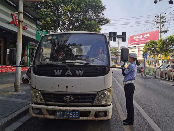 6月3日，华州交警城区中队严查交通违法行为。