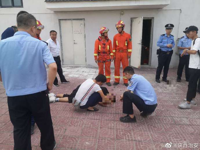 6月4日下午，韩城新城派出所民警紧急救下轻生男子。