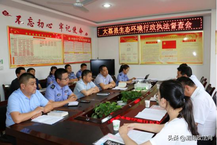 6月3日至4日，大荔县司法局特邀渭南市人民政府行政执法监督员对市场监督管理局、自然资源局等行政执法单位推行三项制度情况进行现场督导检查。