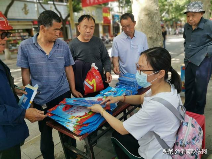 6月5日，白水县司法局开展了以“绿水青山就是金山银山”主题的普法宣传活动。