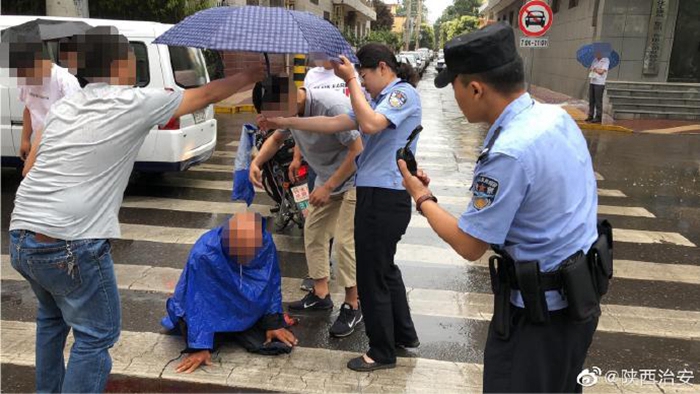 近日，渭南韩城乔南所民警出警途中救助摔倒老人。