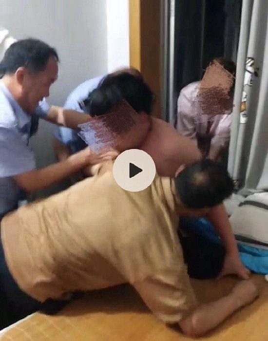 男子持刀自杀，华阴公安民警火速救援。