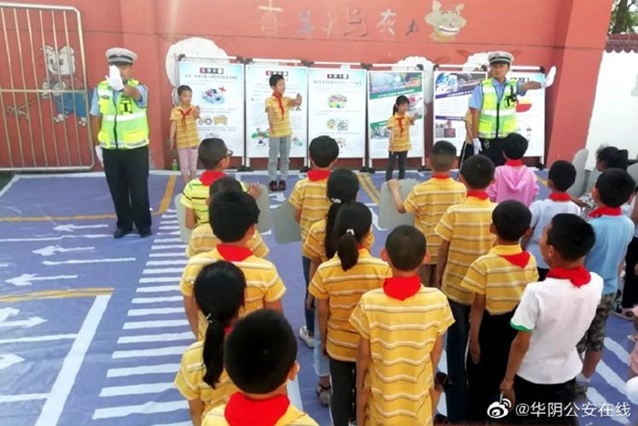 近日， 华阴交警深入岳庙办东联村小学举办“一盔一带、安全常在”主题宣传活动。