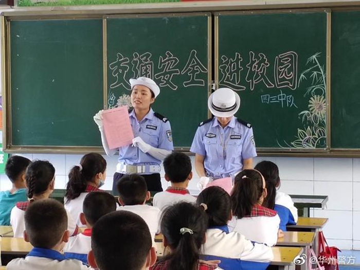 6月10日，华州公安交管大队民警深入城关小学，用通俗易懂的语言就如何安全过马路以及骑车、乘车等注意事项向学生们进行了详细讲解。