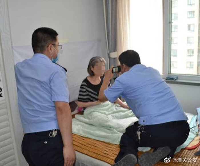 近日，潼关县民警上门为老人办理身份证。
