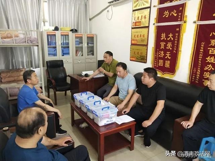 6月12日上午，华阴法院开展“为‘四支队伍’送清凉”活动。