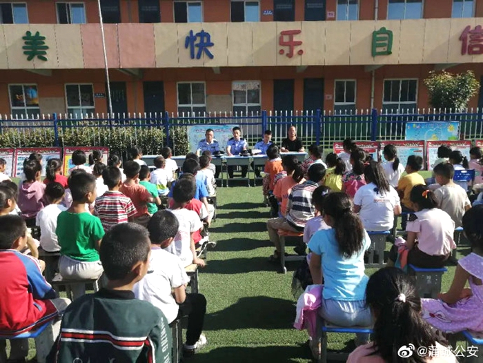 近日，蒲城公安龙阳派出所民警走进镇中心小学开展法治宣传教育活动。