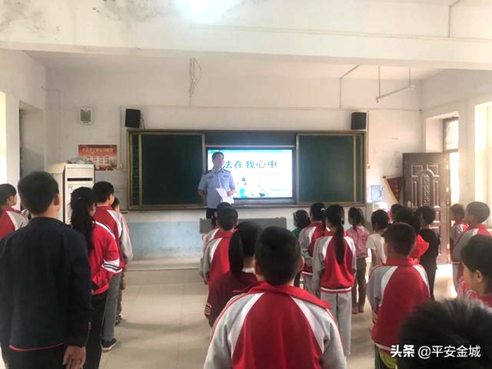 6月11日，安乐派出所民警柳有联合潼关县安乐镇小学举办了一场“法制在心中”的校园法制教育活动。