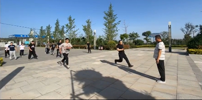 6月11日上午，陕西渭南临渭公安三张所组织开展体能训练“健康警营”活动。
