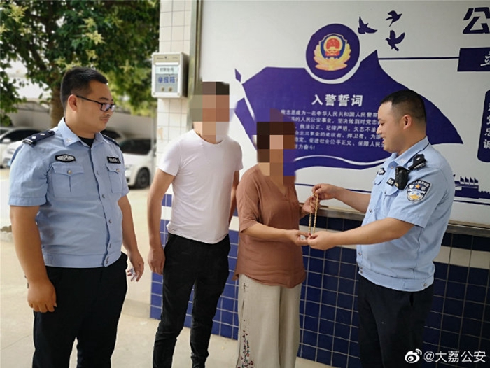 粗心女子遗失金项链,大荔公安民警帮助失而复得。