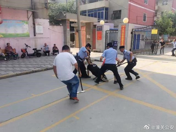 近日，潼关公安四知派出所联合潼关县实验小学开展了反恐应急处突演练活动。