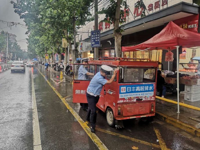 6月15日，华州分局交通管理大队坚持执勤一线保障雨天道路通行安全。