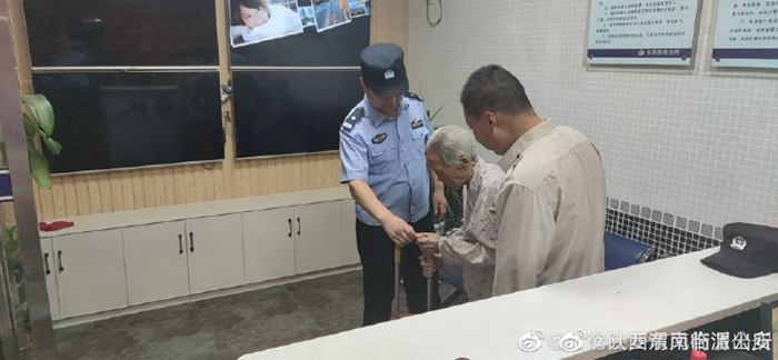 近日，陕西渭南临渭公安东风所民警帮助走失老人回家。