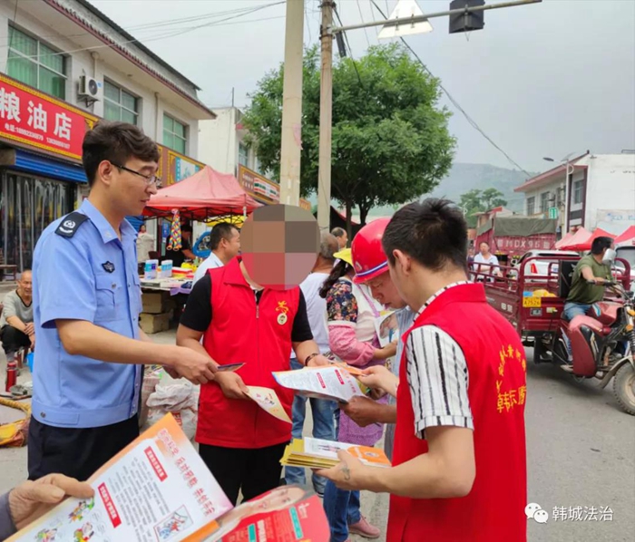 近日，韩城市司法局板桥司法所工作人员组织辖区矫正对象积极参加普法宣传公益活动。