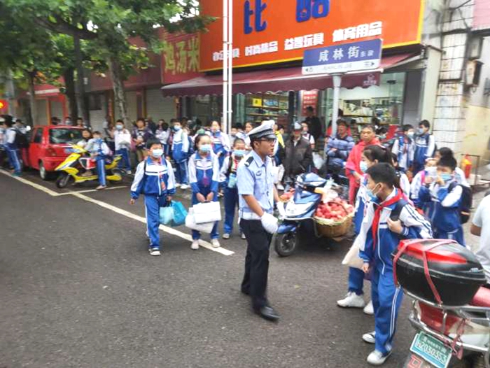 6月16日，城区中队维护辖区道路交通安全秩序。