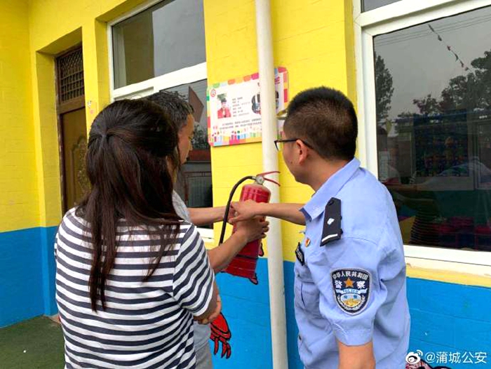 6月15日，蒲城公安荆姚派出所组织民辅警开展校园保安整顿清理工作。