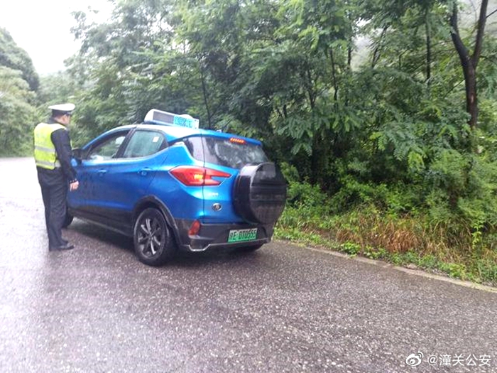 潼关公安交警大队全体民警不惧风雨，坚守岗位，确保辖区道路安全畅通。