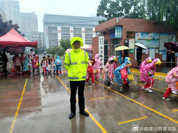 渭南临渭巡特警冒雨提前到达城区各个中小学维持秩序。