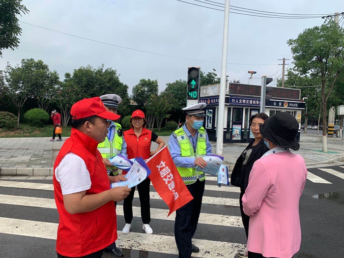 6月17日，富平交警联合交通文明志愿者在辖区频阳大道，开展了一次周三文明交通劝导活动。