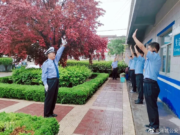 6月17日，蒲城公安桥陵派出所组织全体民辅警利用“周三全警训练日”开展全警实战大练兵基本技能培训。