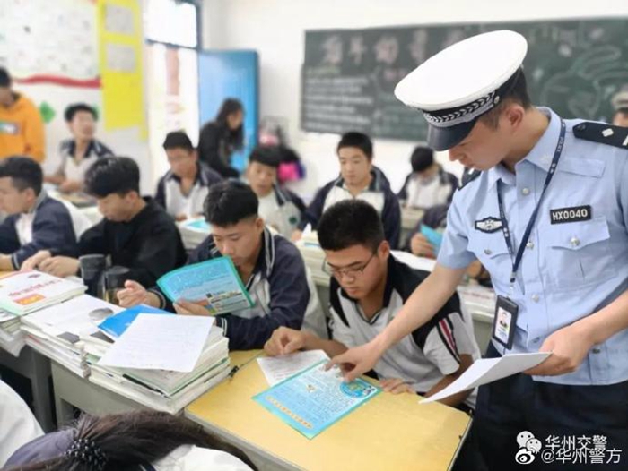 6月17日，华州公安交管大队杏林中队民警走进铁中，为师生们宣讲“一盔一带”交通安全知识。