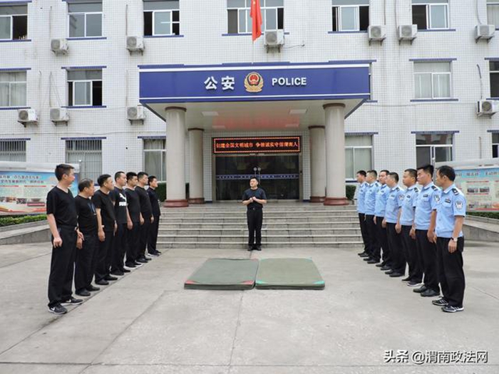 近日，良田派出所组织全体民警、辅警开展徒手防卫与控制技能专项训练。