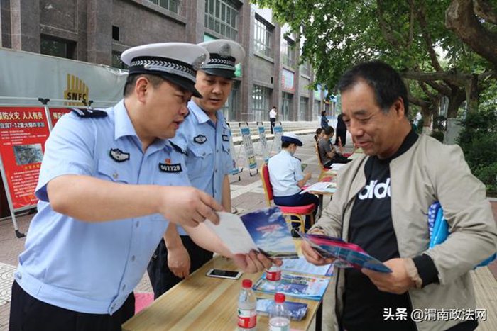 6月19日，高新交警大队组织民警在东风大街与新盛路十字围绕“消除事故隐患，筑牢安全防线”主题，扎实开展“安全生产月”交通安全宣传活动。