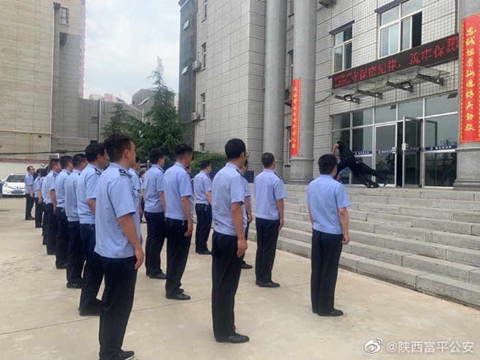 6月19日，富平公安城关派出所组织全体民辅警开展晨跑、警务技能集中训练。