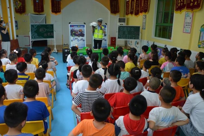 6月19日，大荔公安交警端午节前为儿童送温暖。