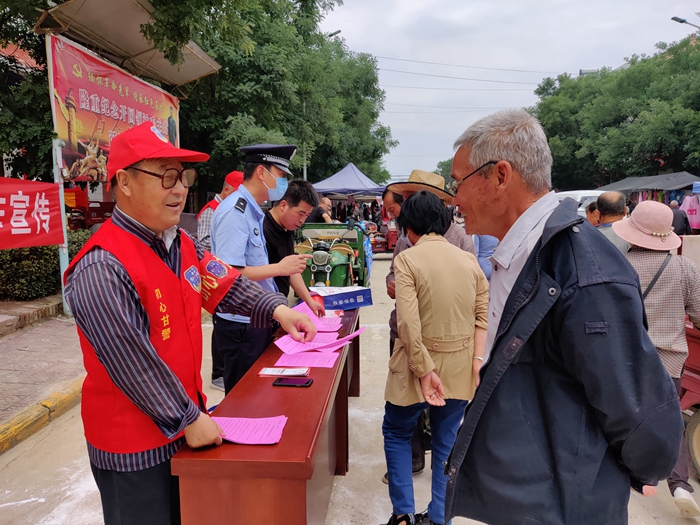 6月19日清晨，渭南甘井派出所民警在街道宣传法律知识。