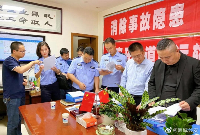 近日，韩城公安交警联合市应急管理局、交通运输局走进辖区5家危险品运输企业开展安全大检查。