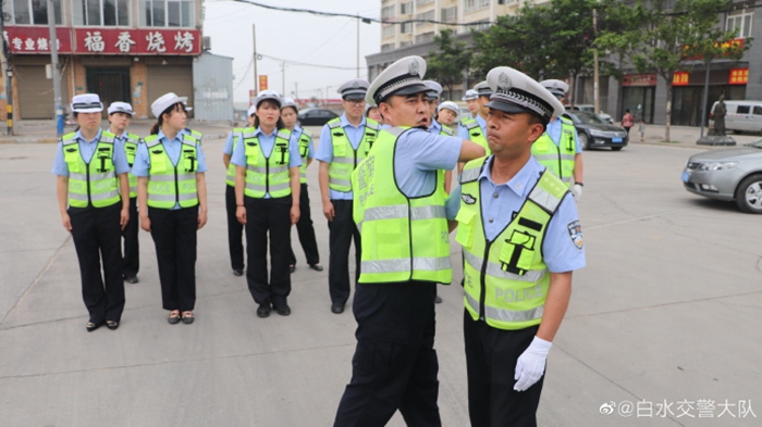6月22日上午班前，白水县公安局交通管理大队组织全警在雷公路开阔地带开展了大练兵体能训练活动。 