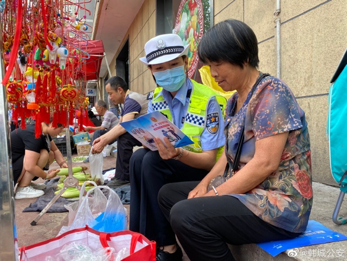 近日，韩城公安交警大队民警端午节前夕积极开展“一盔一带”“一老一小”安全守护主题宣传活动。