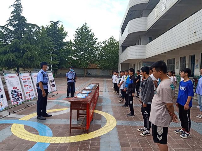 蒲城县公安局陈庄派出所民警走进陈庄九年制学校，开展“健康人生 绿色无毒”主题禁毒宣传及签名活动。