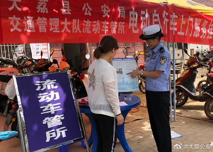 近日，大荔公安交警大队走上街头积极宣传“放管服”改革各项措施，采取“一站式”流程服务为群众办理挂牌业务。