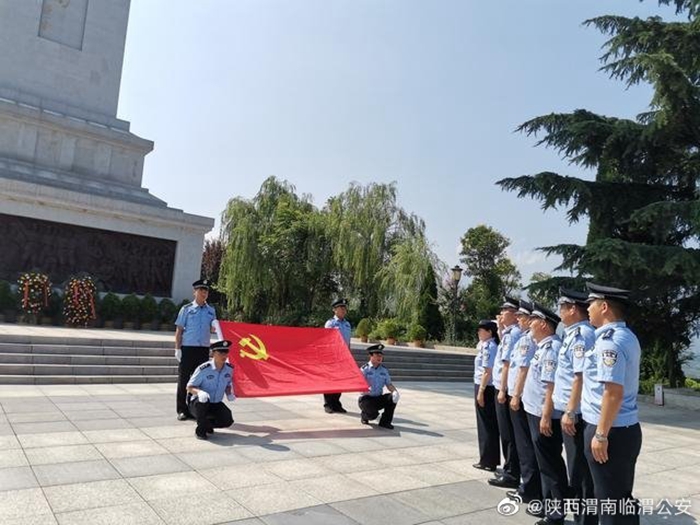 近日，陕西渭南临渭公安公交治安大队党支部前往渭华起义纪念馆开展“不忘初心 牢记使命”主题迎“七一”党建活动。