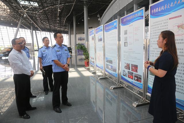 渭南经开区党工委委员、公安局长王涛“七一”前夕深入基层走访慰问困难党员贫困户