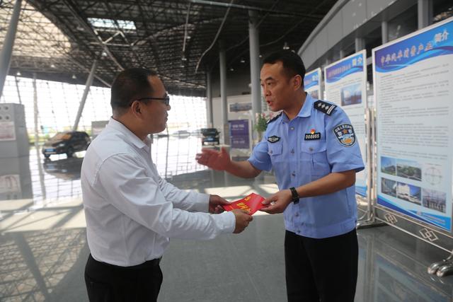 渭南经开区党工委委员、公安局长王涛“七一”前夕深入基层走访慰问困难党员贫困户