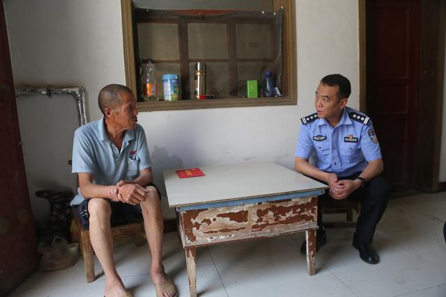 渭南经开区党工委委员、公安局长王涛“七一”前夕深入基层走访慰问困难党员贫困户