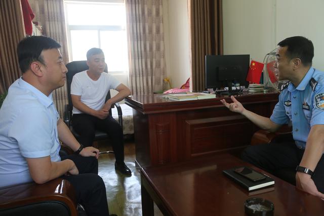 渭南经开区党工委委员、公安局长王涛“七一”前夕深入基层走访慰问困难党员贫困户