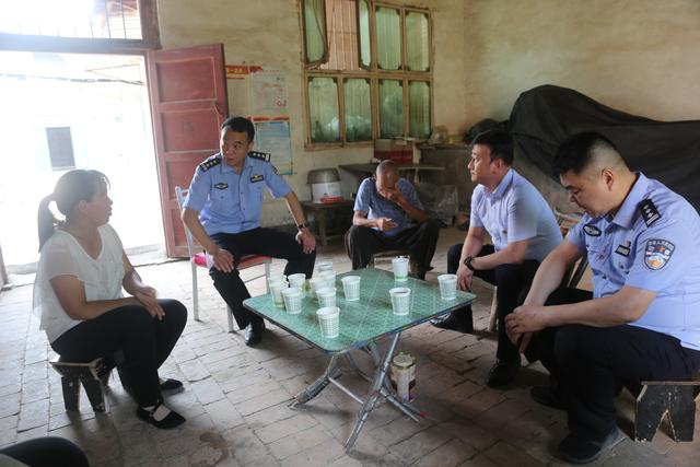 渭南经开区党工委委员、公安局长王涛“七一”前夕深入基层走访慰问困难党员贫困户