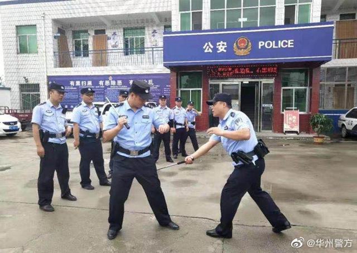 华州公安赤水派出所组织全体民辅警开展实战练兵。