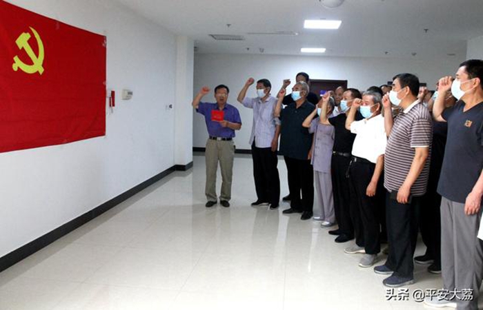 7月1日，大荔退休老公安党员重温入党誓词。
